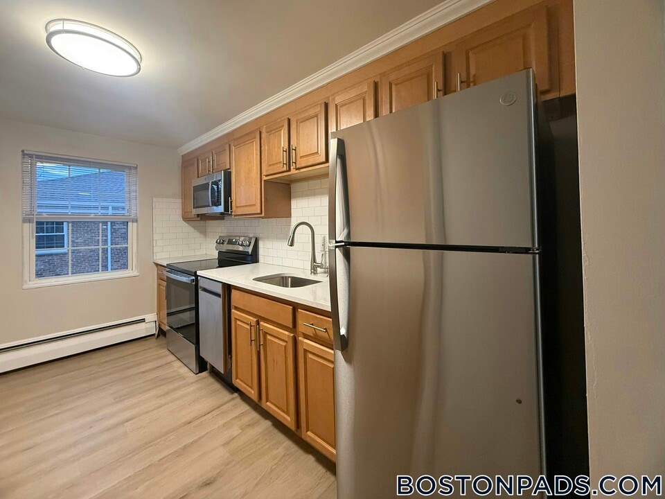 12 Totman Dr in Woburn, MA - Foto de edificio