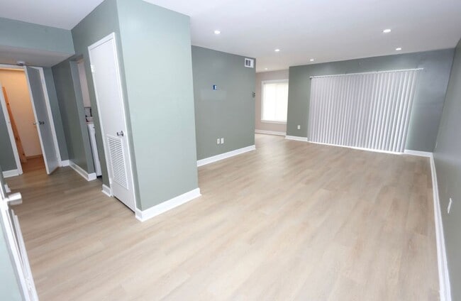 property at 6984 Hanover Pkwy