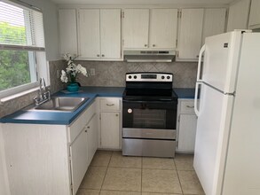 623 92nd Ave N in Naples, FL - Foto de edificio - Building Photo