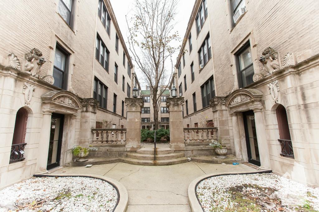 617 W Melrose St in Chicago, IL - Building Photo