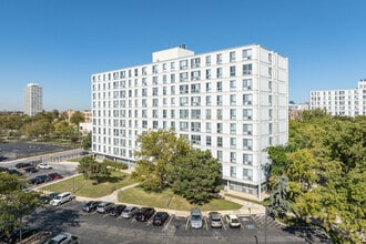 Lake Grove Village in Chicago, IL - Foto de edificio - Building Photo