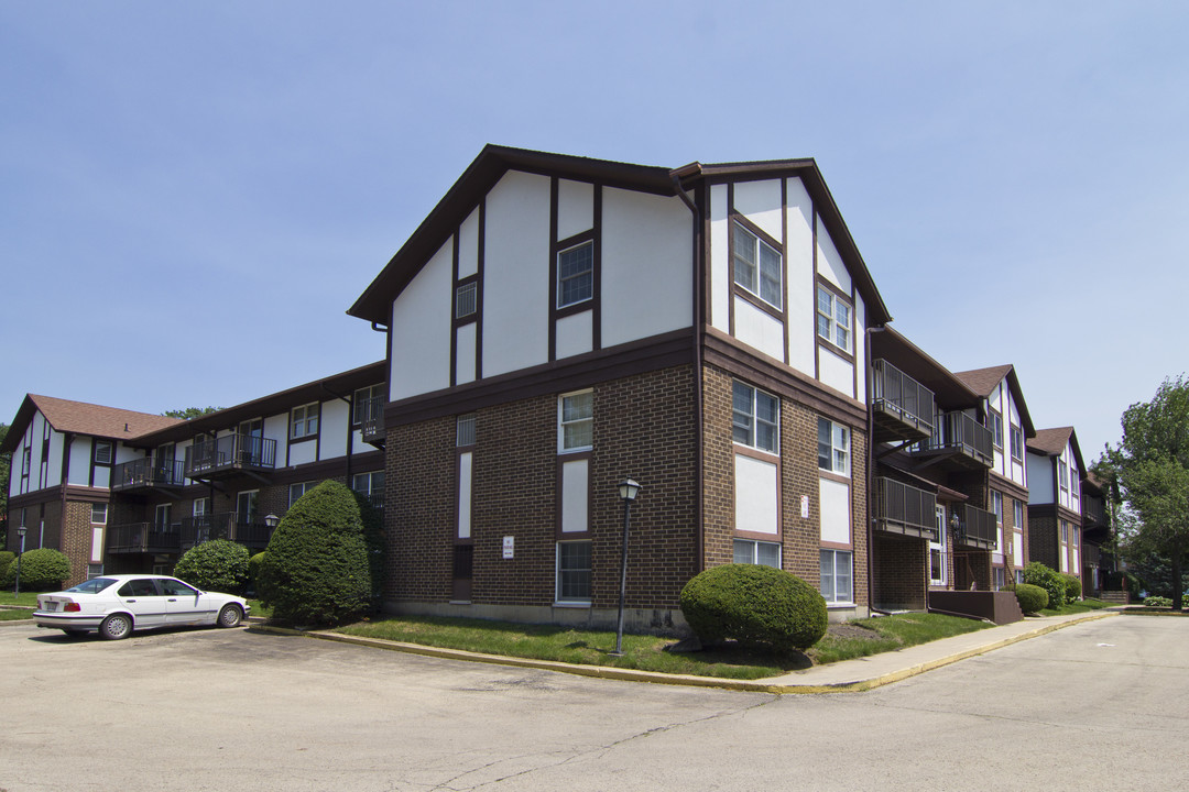 Ellwood View Apartments in Dekalb, IL - Building Photo