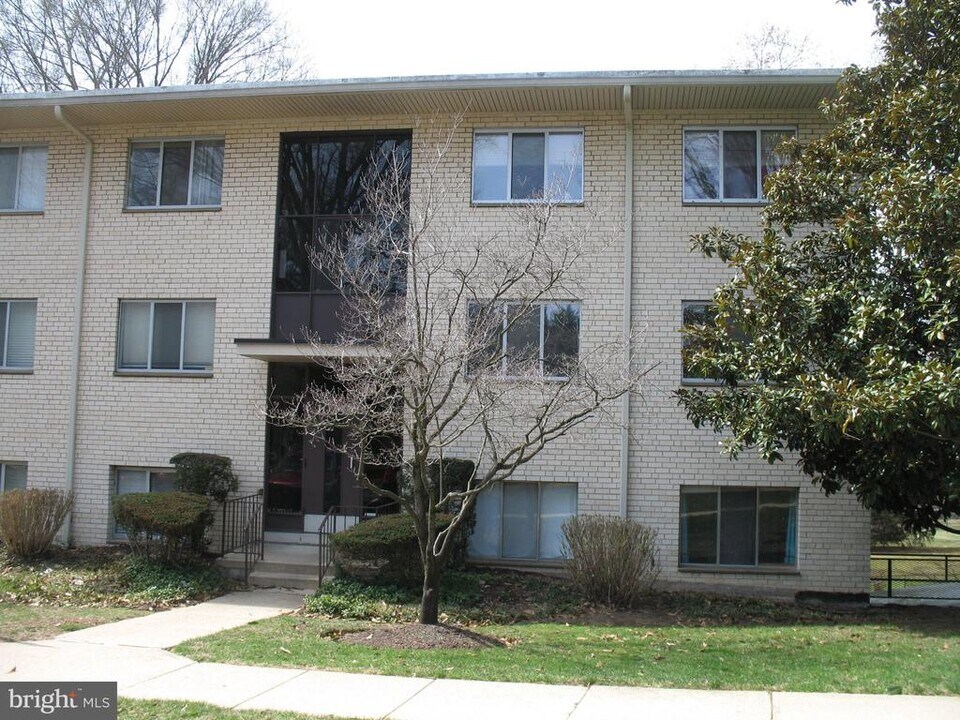 10232 Rockville Pike in North Bethesda, MD - Building Photo