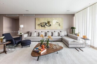 10201 Collins Ave, Unit 707 in Bal Harbour, FL - Foto de edificio - Building Photo