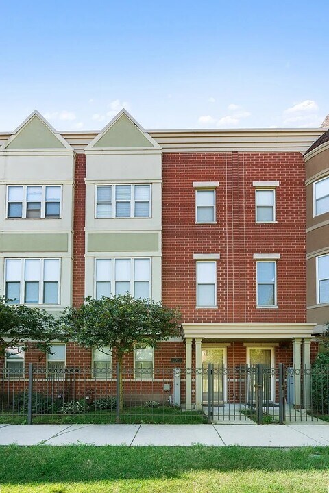 720 W Eastman St in Chicago, IL - Building Photo