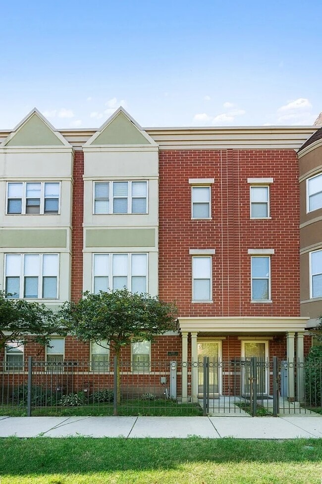 property at 720 W Eastman St