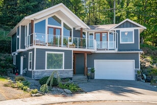 5361 Royal Sea View in Nanaimo, BC - Building Photo