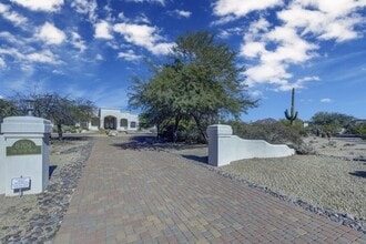 8704 E Los Gatos Dr in Scottsdale, AZ - Building Photo - Building Photo