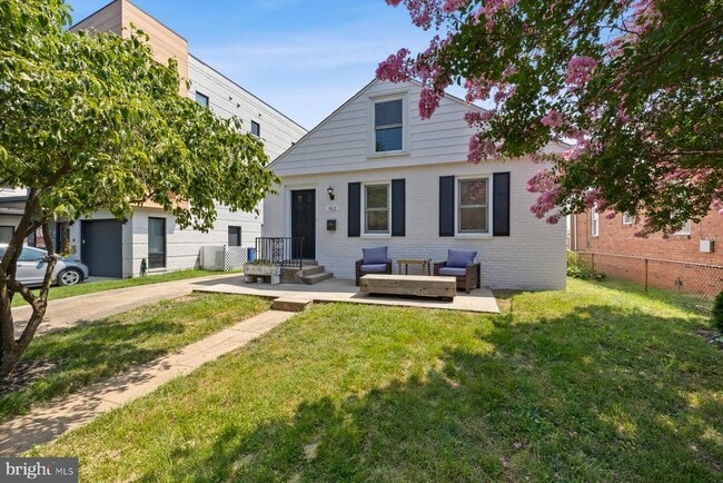 property at 913 S Oak St