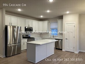 994 Cascade Cir in Hartford, WI - Building Photo - Building Photo