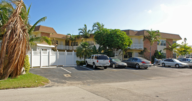 841 Pine Dr in Pompano Beach, FL - Building Photo - Building Photo