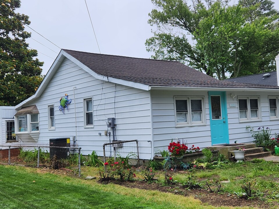 1204 Lossing Ave in Colonial Beach, VA - Foto de edificio