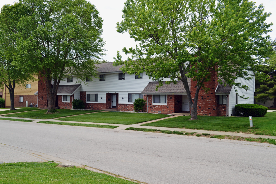 200-210 W Wesley Dr in O'Fallon, IL - Building Photo