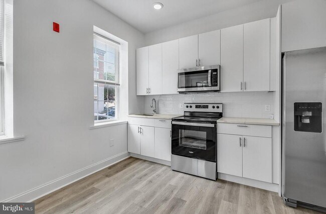 2046 E Huntingdon St in Philadelphia, PA - Building Photo - Building Photo