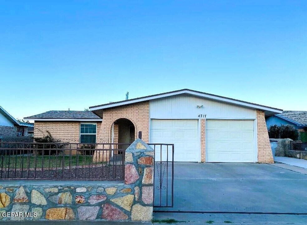 4717 G V Underwood Dr in El Paso, TX - Building Photo
