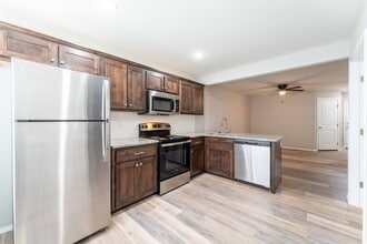 Oakwood Heights Townhomes in Republic, MO - Building Photo - Building Photo