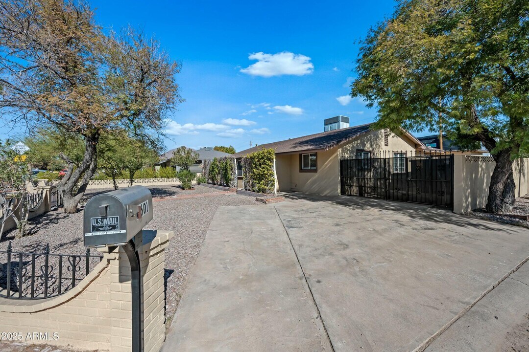 2601 N 51st St in Phoenix, AZ - Building Photo