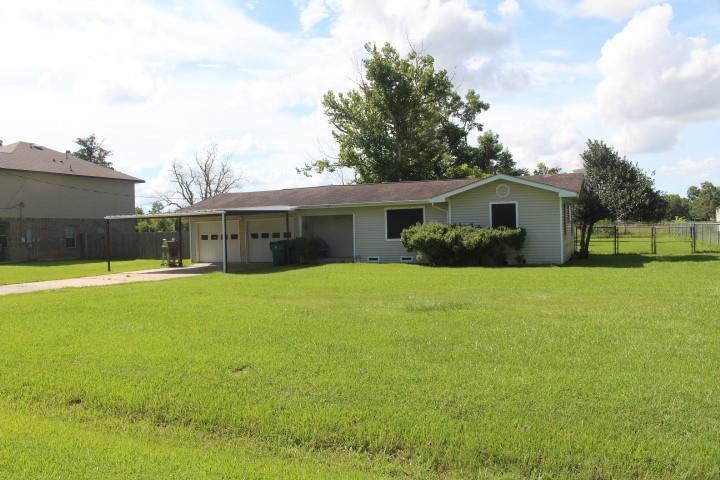 1117 Hoelewyn Dr in Angleton, TX - Building Photo