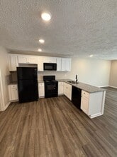 100 E Crestview Dr in Greenfield, TN - Building Photo - Building Photo