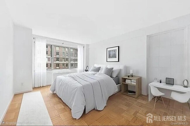 77 W 55th St in New York, NY - Building Photo - Building Photo
