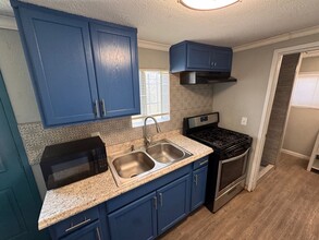 612-612 1/2 W Harold Ave in Visalia, CA - Foto de edificio - Building Photo
