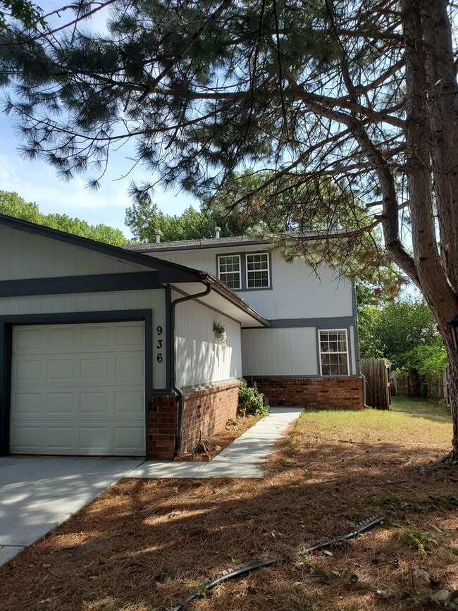 property at 936 S Longfellow St