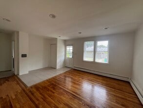 23 Degraw Ave, Unit 23 Degraw Ave in Clifton, NJ - Foto de edificio - Building Photo