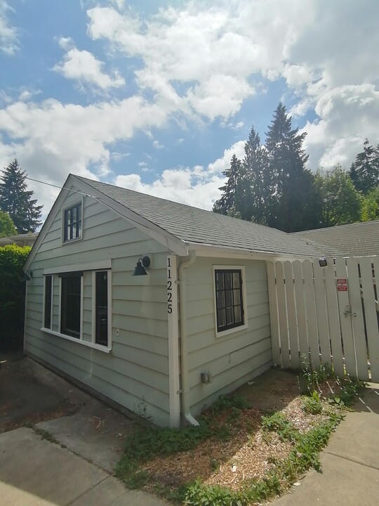 11225 Goodwin Way in Seattle, WA - Building Photo