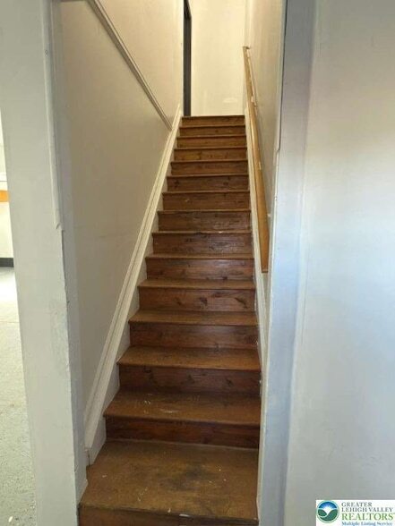 226 Sonny Dr, Unit Apt in Wind Gap, PA - Foto de edificio - Building Photo