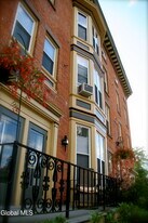 82 Circular St in Saratoga Springs, NY - Building Photo