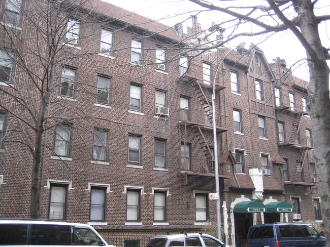 37-40 81st Street in Jackson Heights, NY - Foto de edificio - Building Photo