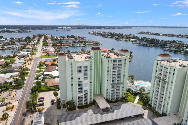 420 64th Ave in St Pete Beach, FL - Foto de edificio - Building Photo