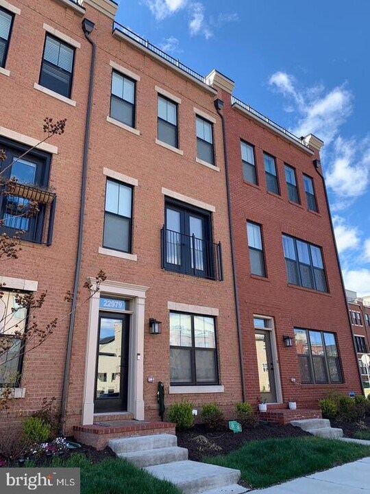22979 Cabrillo Terr in Brambleton, VA - Building Photo
