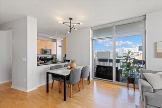 330 W Grand Ave in Chicago, IL - Building Photo - Building Photo