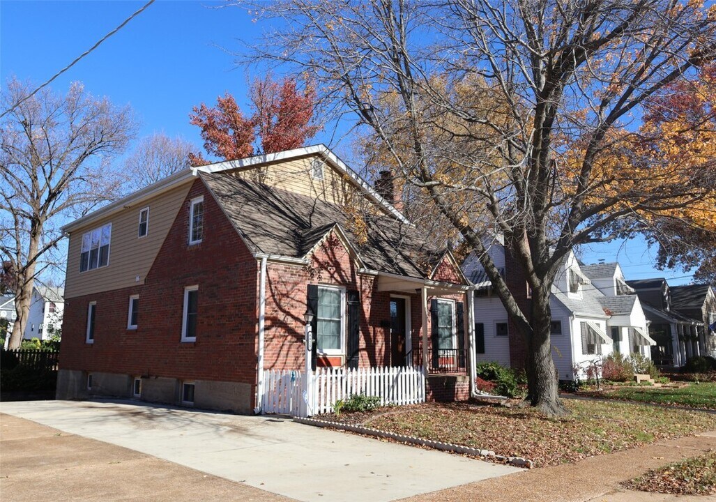 8829 Bridgeport Ave in Brentwood, MO - Foto de edificio