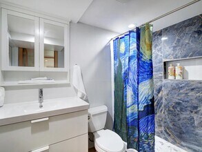 4042 90th Ave SE in Mercer Island, WA - Building Photo - Building Photo