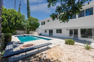 6427 Dunlo Pl in Los Angeles, CA - Building Photo - Building Photo