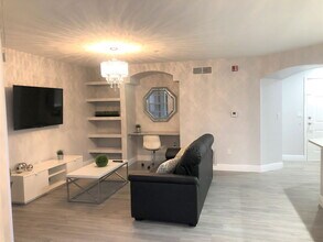 7350 Westpointe Blvd in Orlando, FL - Building Photo - Building Photo