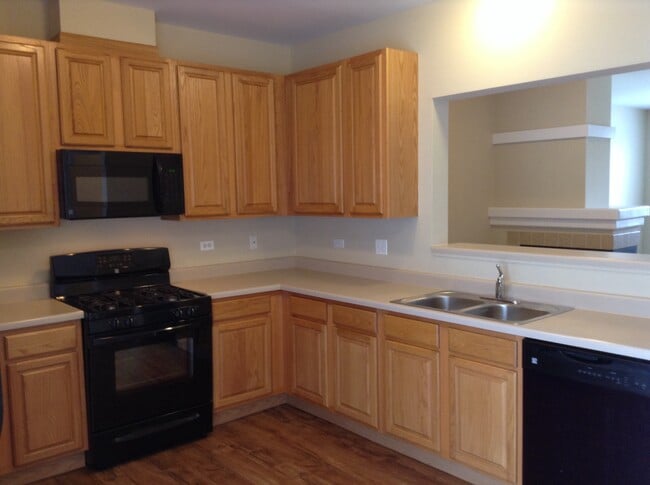 2285 Daybreak Dr in Aurora, IL - Building Photo - Building Photo