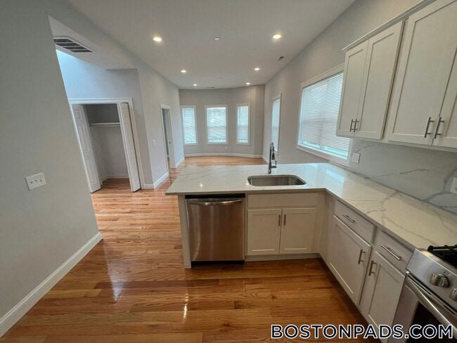 126 Cross St in Somerville, MA - Building Photo - Building Photo