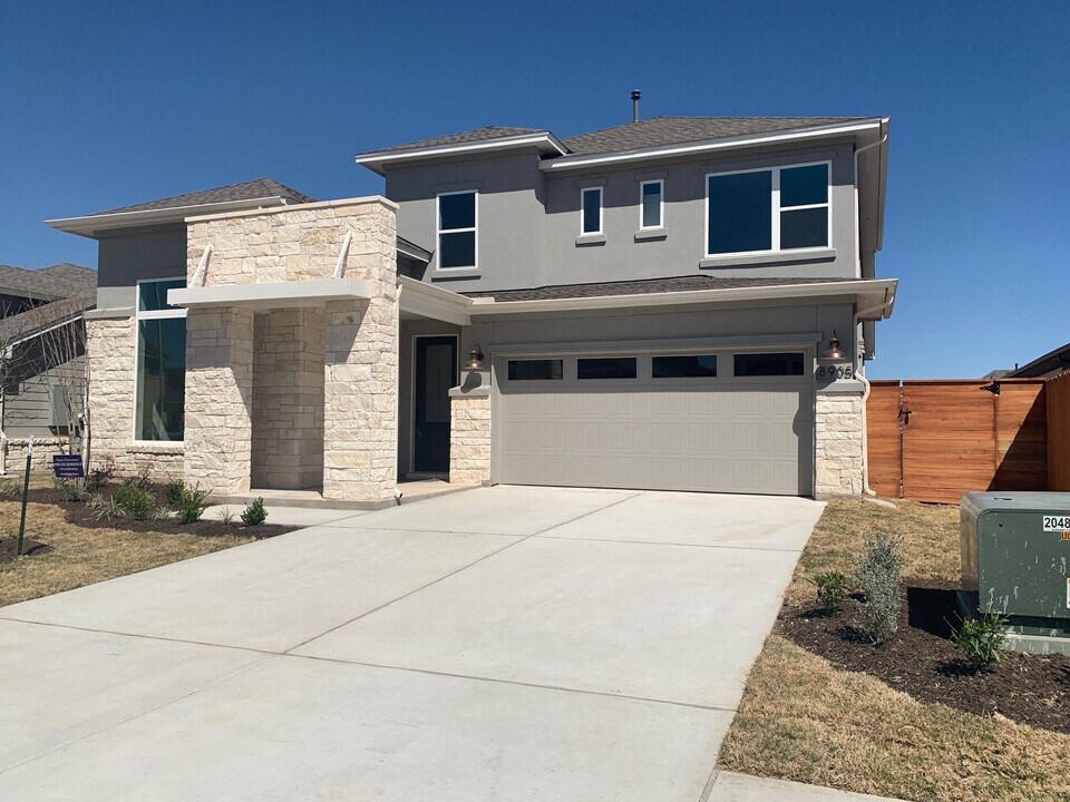 8905 Centurion Path in Austin, TX - Building Photo
