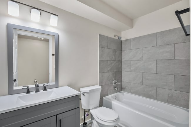 12040 Bridgeport Way SW in Lakewood, WA - Building Photo - Building Photo