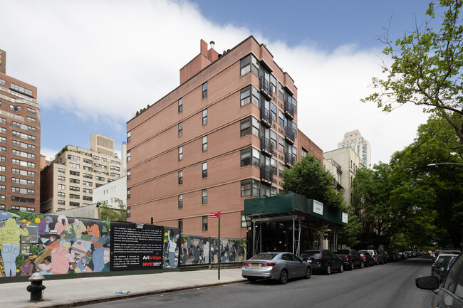 205 E 76th St in New York, NY - Building Photo - Building Photo