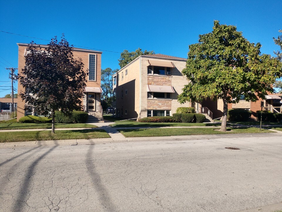 7126 W Jarvis Ave in Niles, IL - Building Photo