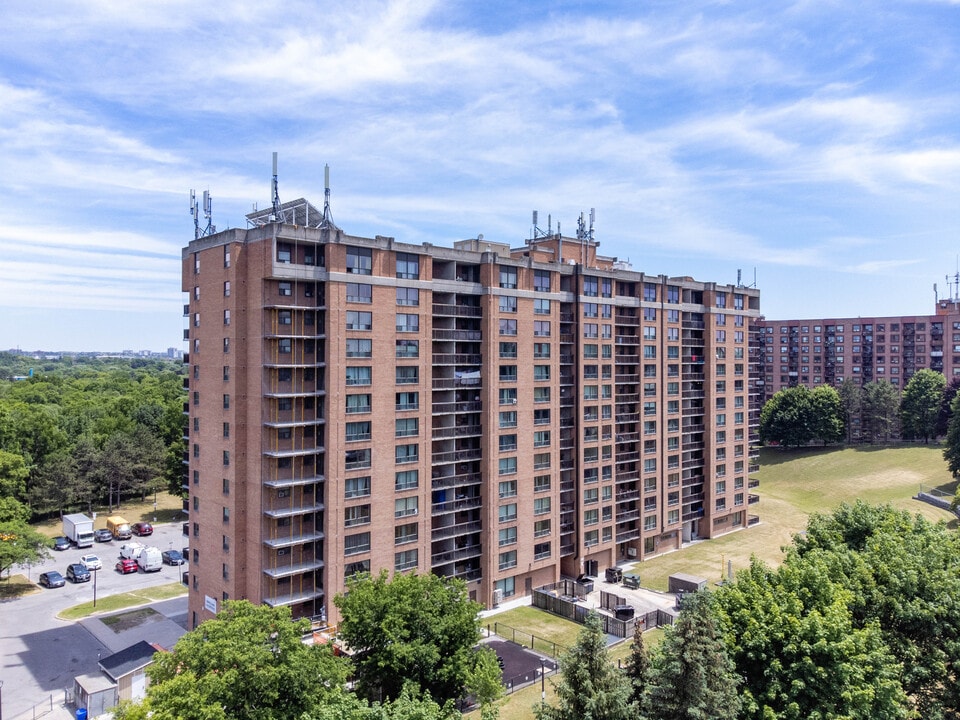 Rowntree Manor in Toronto, ON - Building Photo