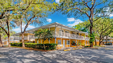 La Vista Oaks Apartments in Tampa, FL - Building Photo - Building Photo