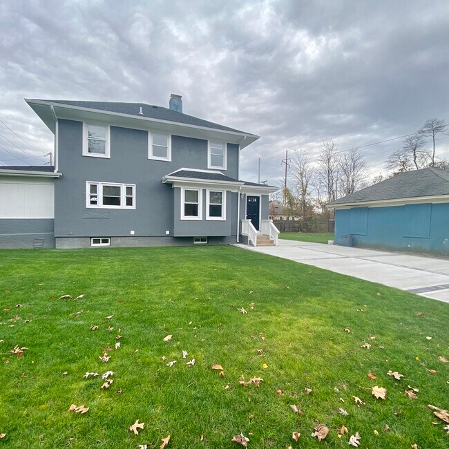 8 Moffitt Blvd Apartments and Nearby East Islip Apartments For Rent