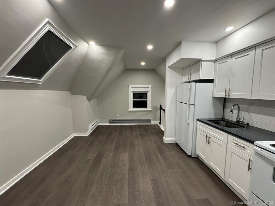 644 Brooks St in Bridgeport, CT - Building Photo