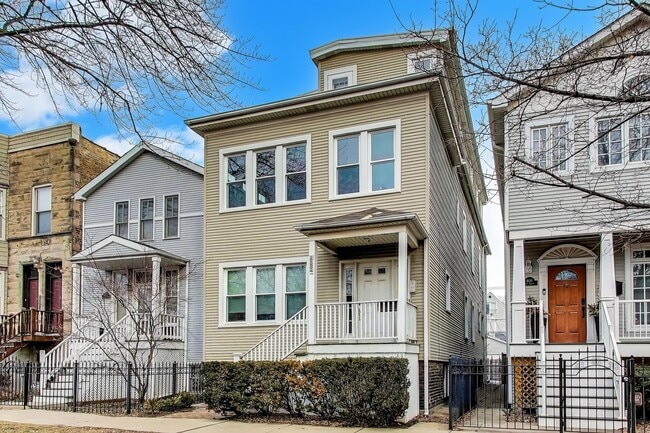 property at 1652 W Nelson St