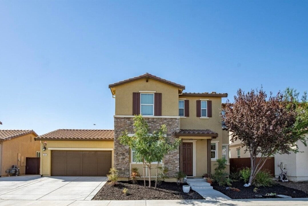 324 Jasmine Dr in Vacaville, CA - Building Photo